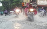 Hà Nội: Nhiều tuyến phố bị ngập do mưa lớn 